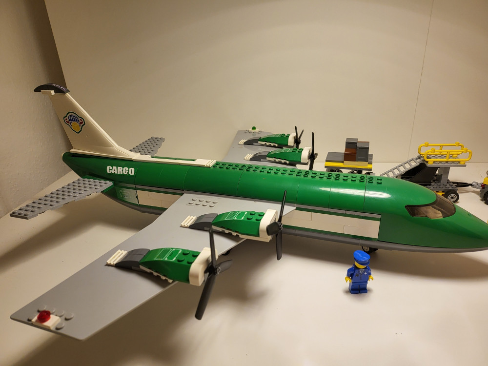 Lego green cargo store plane